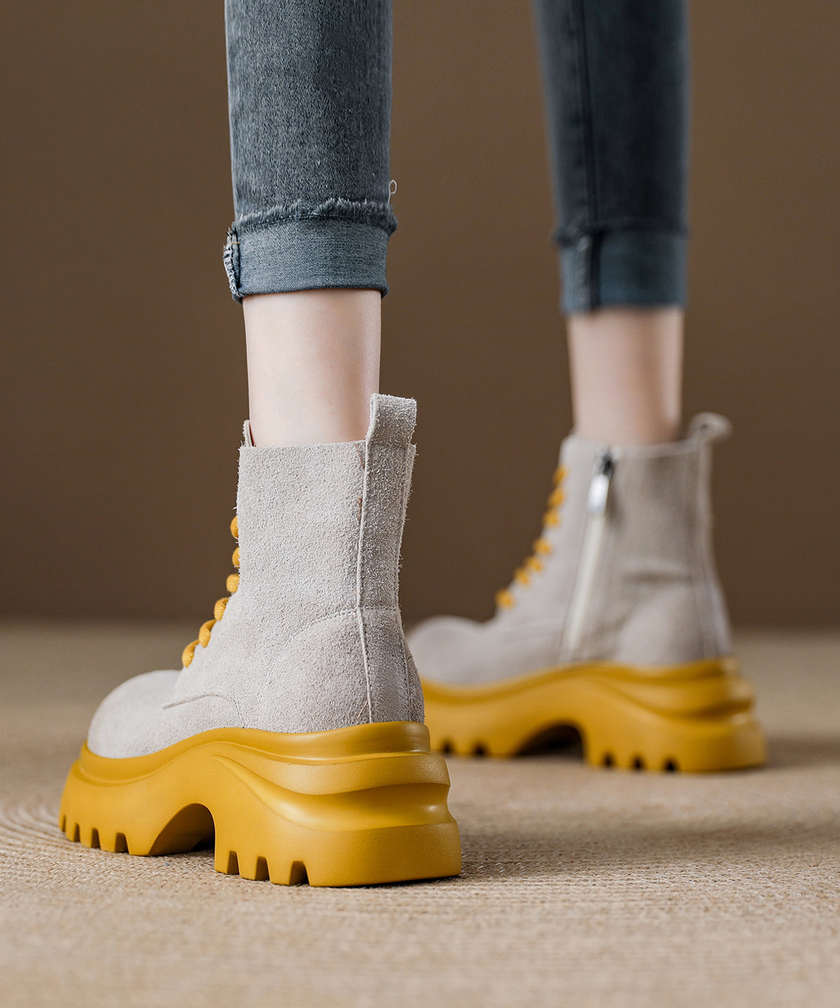 Botas de plataforma de ante con cordones verdes y elegantes