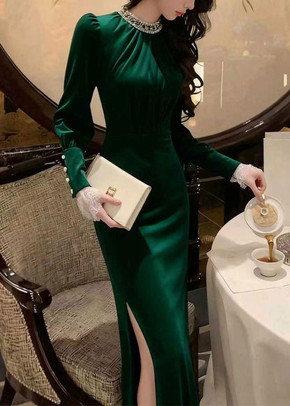 Elegante vestido largo de terciopelo de seda verde con abertura lateral y corte ajustado para invierno