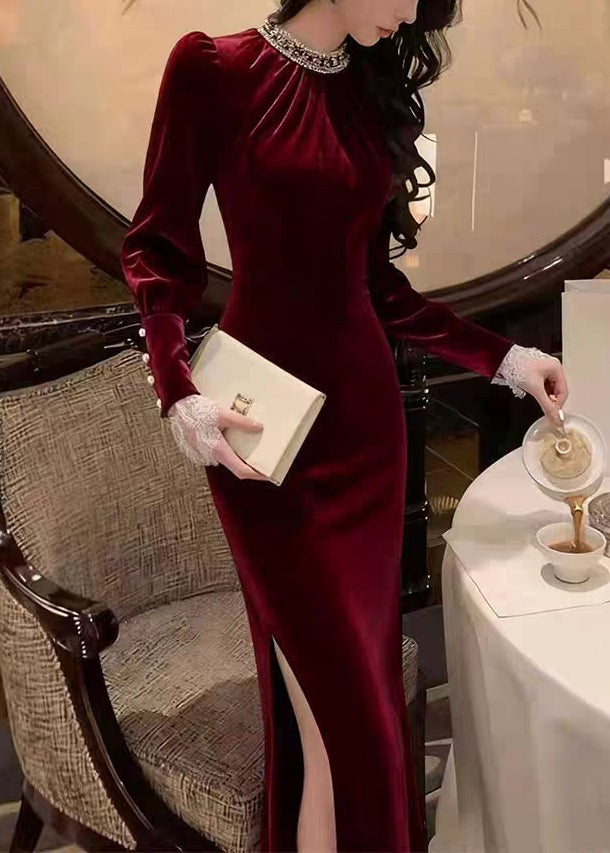 Elegante vestido largo de terciopelo de seda verde con abertura lateral y corte ajustado para invierno