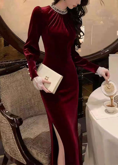 Elegante vestido largo de terciopelo de seda verde con abertura lateral y corte ajustado para invierno