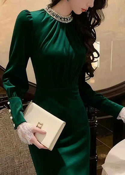 Elegante vestido largo de terciopelo de seda verde con abertura lateral y corte ajustado para invierno