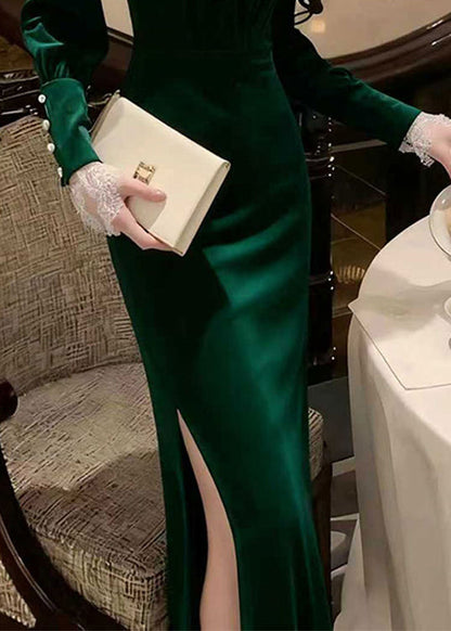 Elegante vestido largo de terciopelo de seda verde con abertura lateral y corte ajustado para invierno