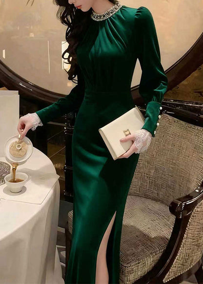 Elegante vestido largo de terciopelo de seda verde con abertura lateral y corte ajustado para invierno