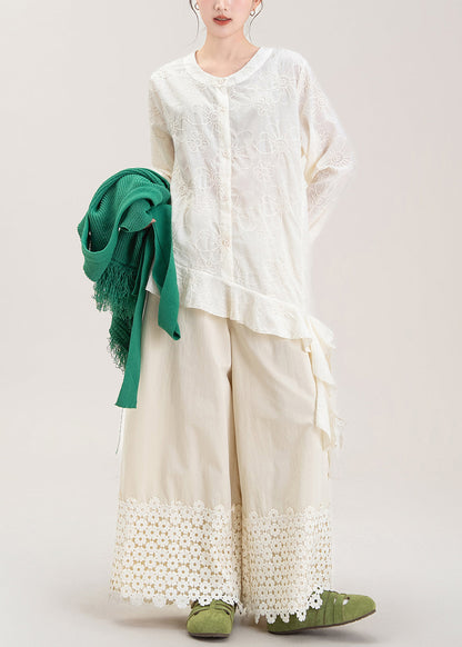 Conjunto de tres piezas: chaleco de punto con borlas verdes y pantalones anchos color albaricoque.