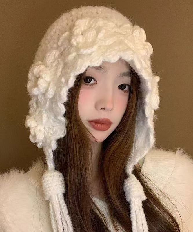 Elegante gorro Bonnie de punto con borlas florales blancas hecho a mano
