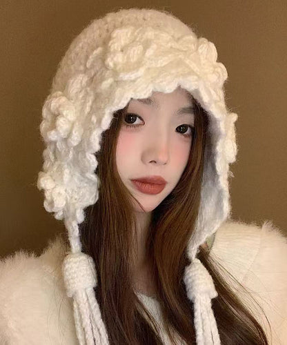 Elegante gorro Bonnie de punto con borlas florales blancas hecho a mano