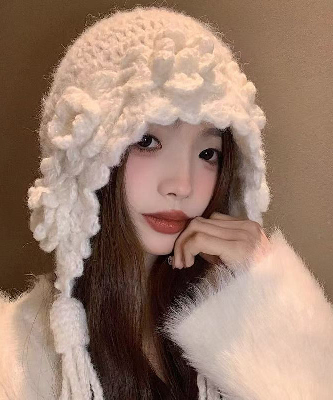 Elegante gorro Bonnie de punto con borlas florales blancas hecho a mano