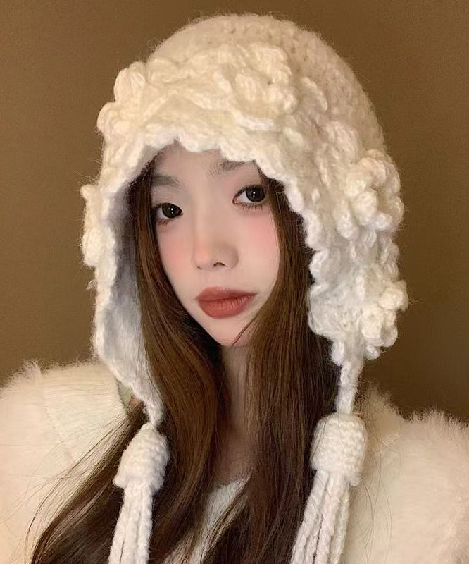 Elegante gorro Bonnie de punto con borlas florales blancas hecho a mano
