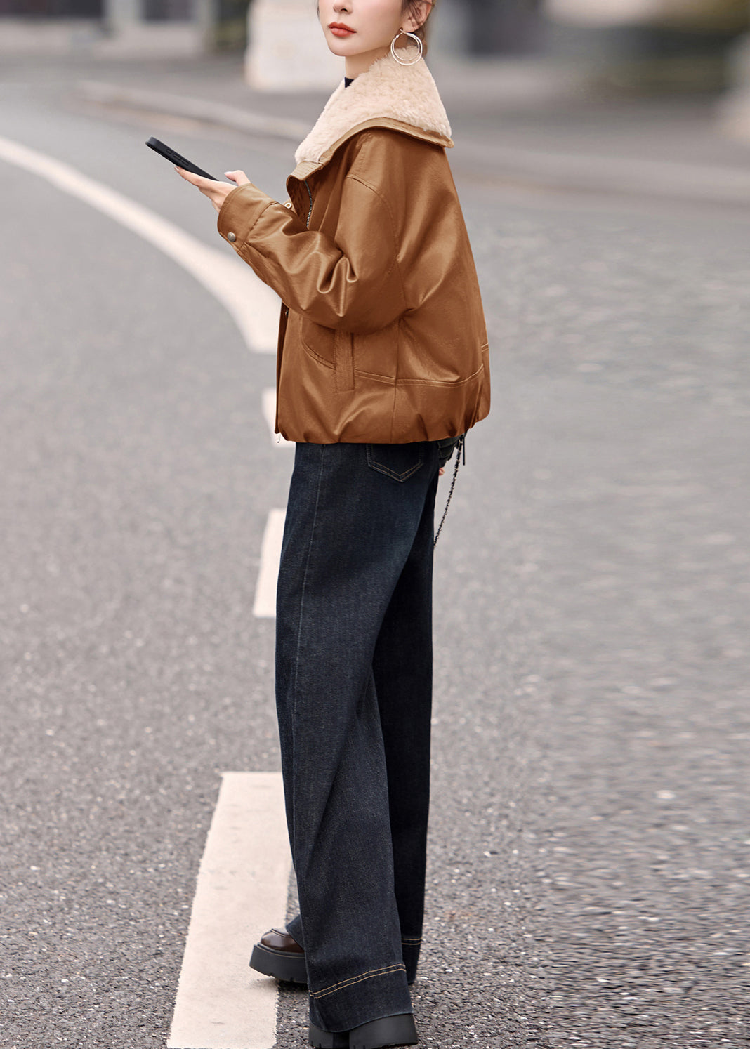 Abrigo elegante de piel sintética con cuello de piel de color caqui y plumón de pato grueso para invierno