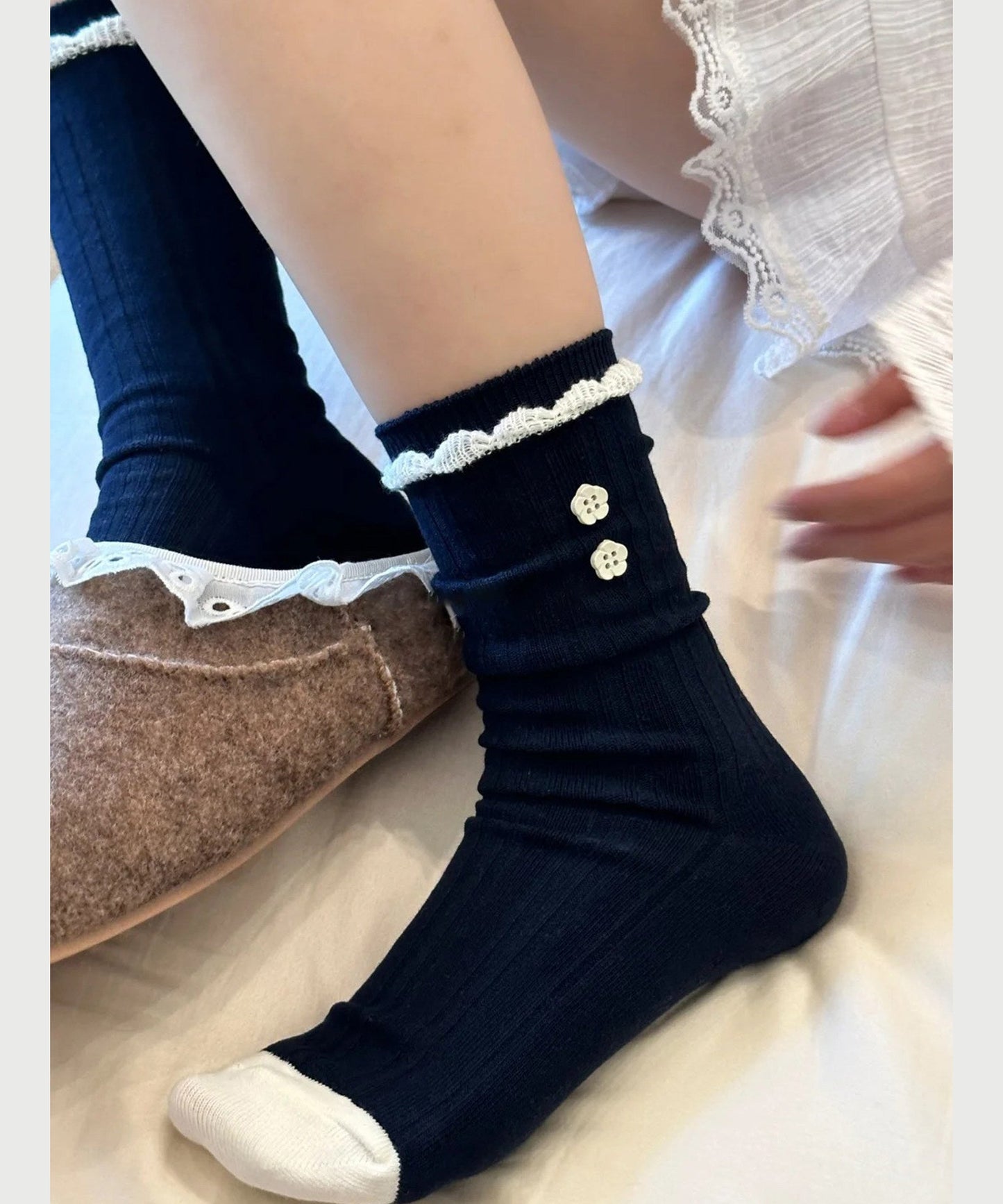 Stylish Lace Paired With Button Mid Calf Socks