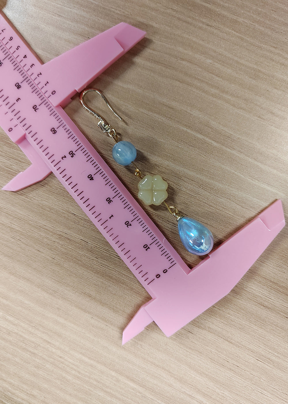 Elegantes pendientes de acrílico con gotas de agua azul lago