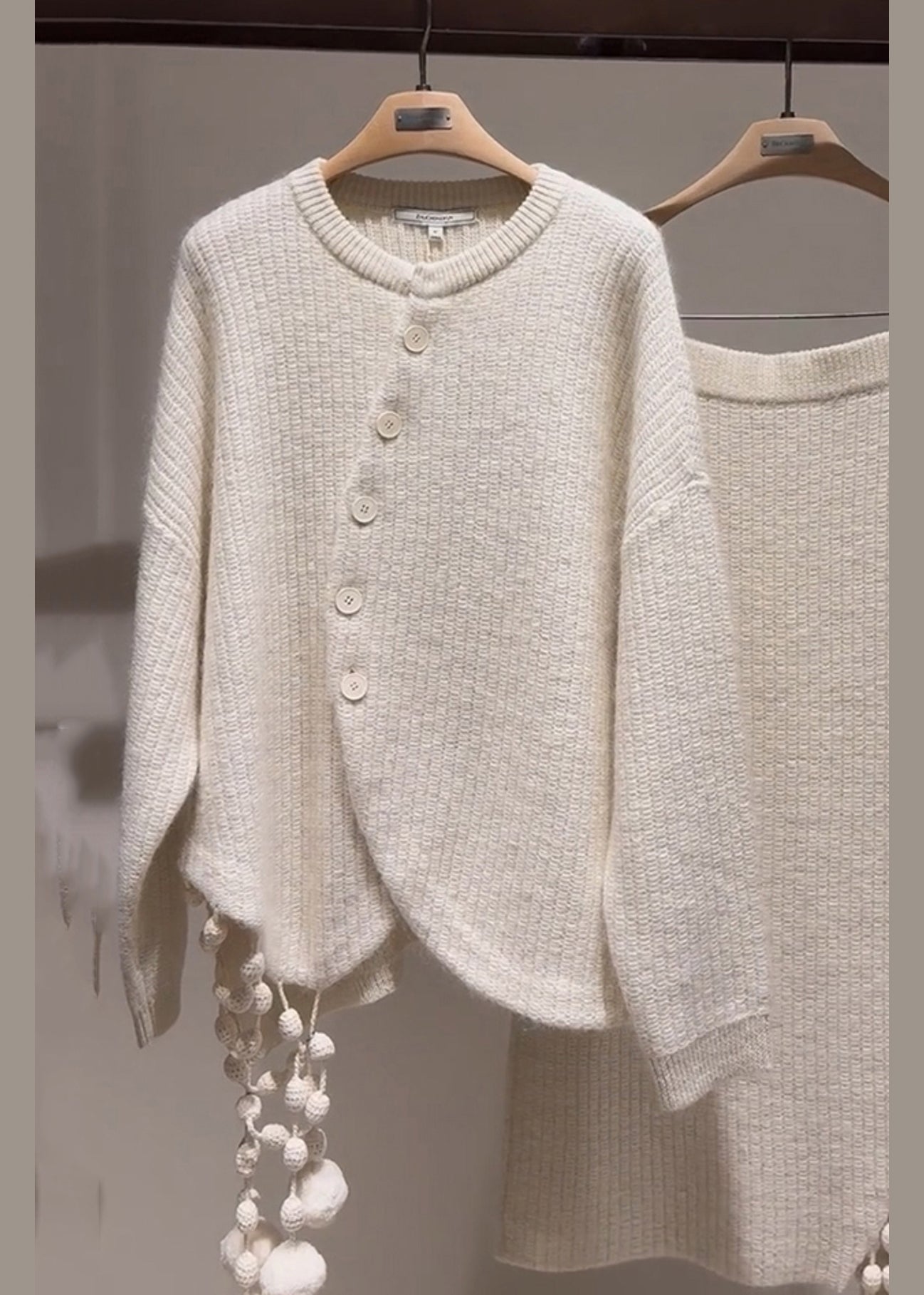 Stilvolles hellgraues, asymmetrisches Patchwork-Set aus Baumwollstrick mit Quasten und passendem Maxirock – Winter