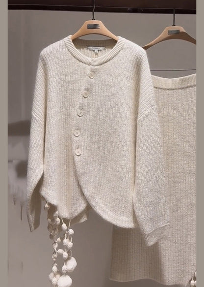 Stilvolles hellgraues, asymmetrisches Patchwork-Set aus Baumwollstrick mit Quasten und passendem Maxirock – Winter