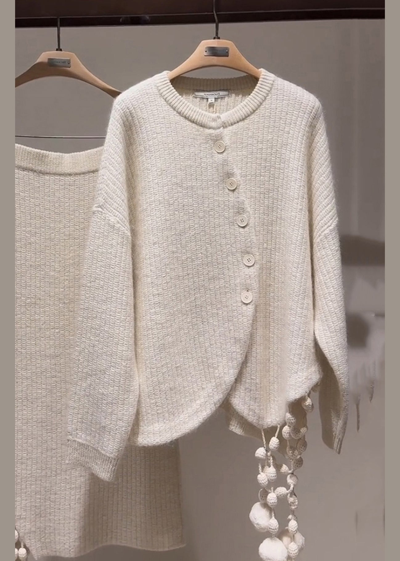 Stilvolles hellgraues, asymmetrisches Patchwork-Set aus Baumwollstrick mit Quasten und passendem Maxirock – Winter