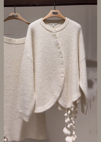 Stilvolles hellgraues, asymmetrisches Patchwork-Set aus Baumwollstrick mit Quasten und passendem Maxirock – Winter