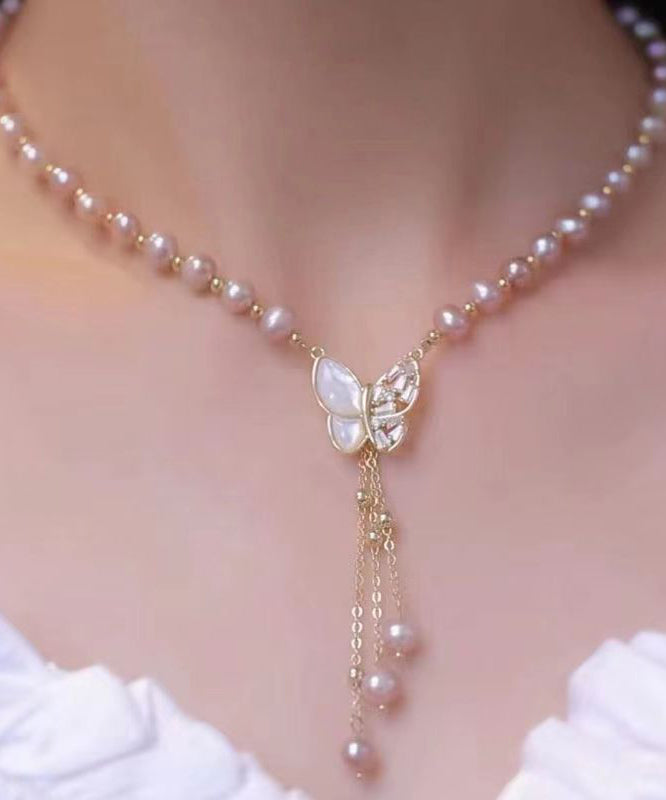 Elegante collar con colgante de borla de perla y mariposa de circonita de aleación de plata esterlina en color morado claro