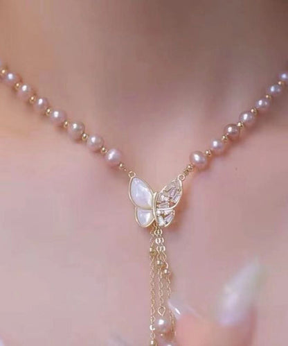 Elegante collar con colgante de borla de perla y mariposa de circonita de aleación de plata esterlina en color morado claro