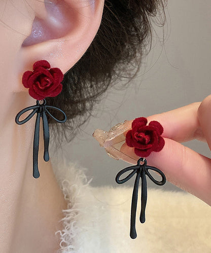 Elegantes pendientes colgantes de plata de ley Mulberry con diseño floral y mariposas.