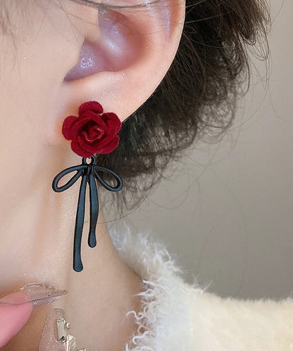 Elegantes pendientes colgantes de plata de ley Mulberry con diseño floral y mariposas.