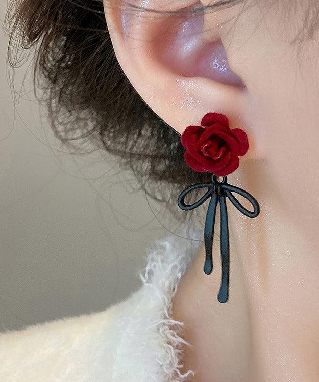 Elegantes pendientes colgantes de plata de ley Mulberry con diseño floral y mariposas.