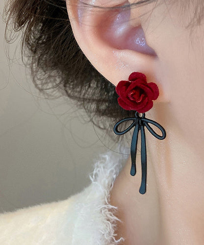 Elegantes pendientes colgantes de plata de ley Mulberry con diseño floral y mariposas.