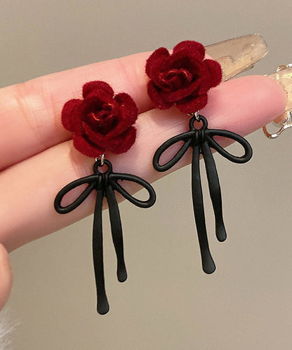 Elegantes pendientes colgantes de plata de ley Mulberry con diseño floral y mariposas.