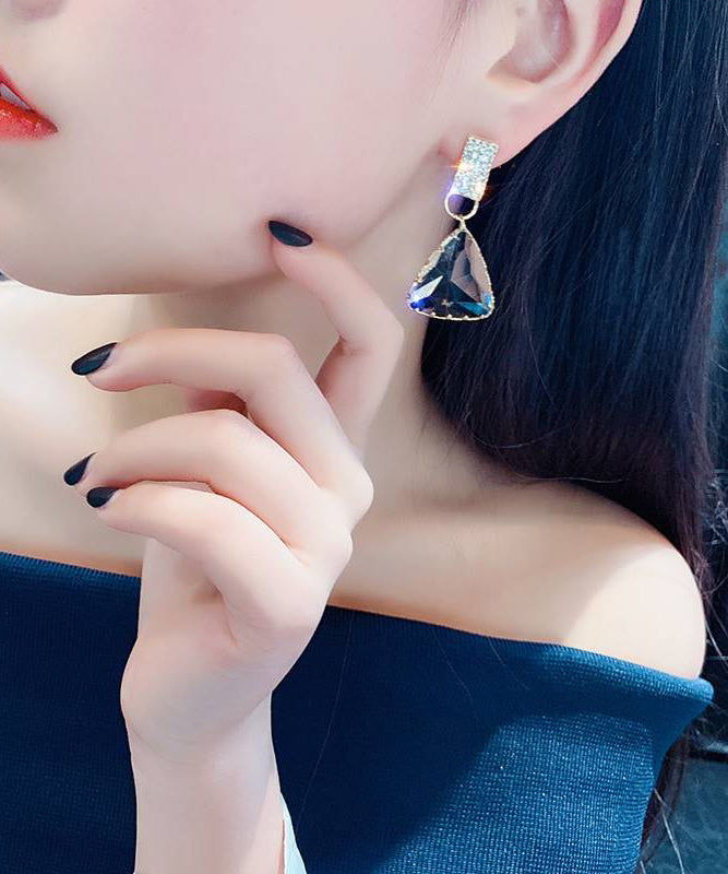Elegantes pendientes de plata de ley color nude con incrustaciones de circonitas triangulares y cristales.