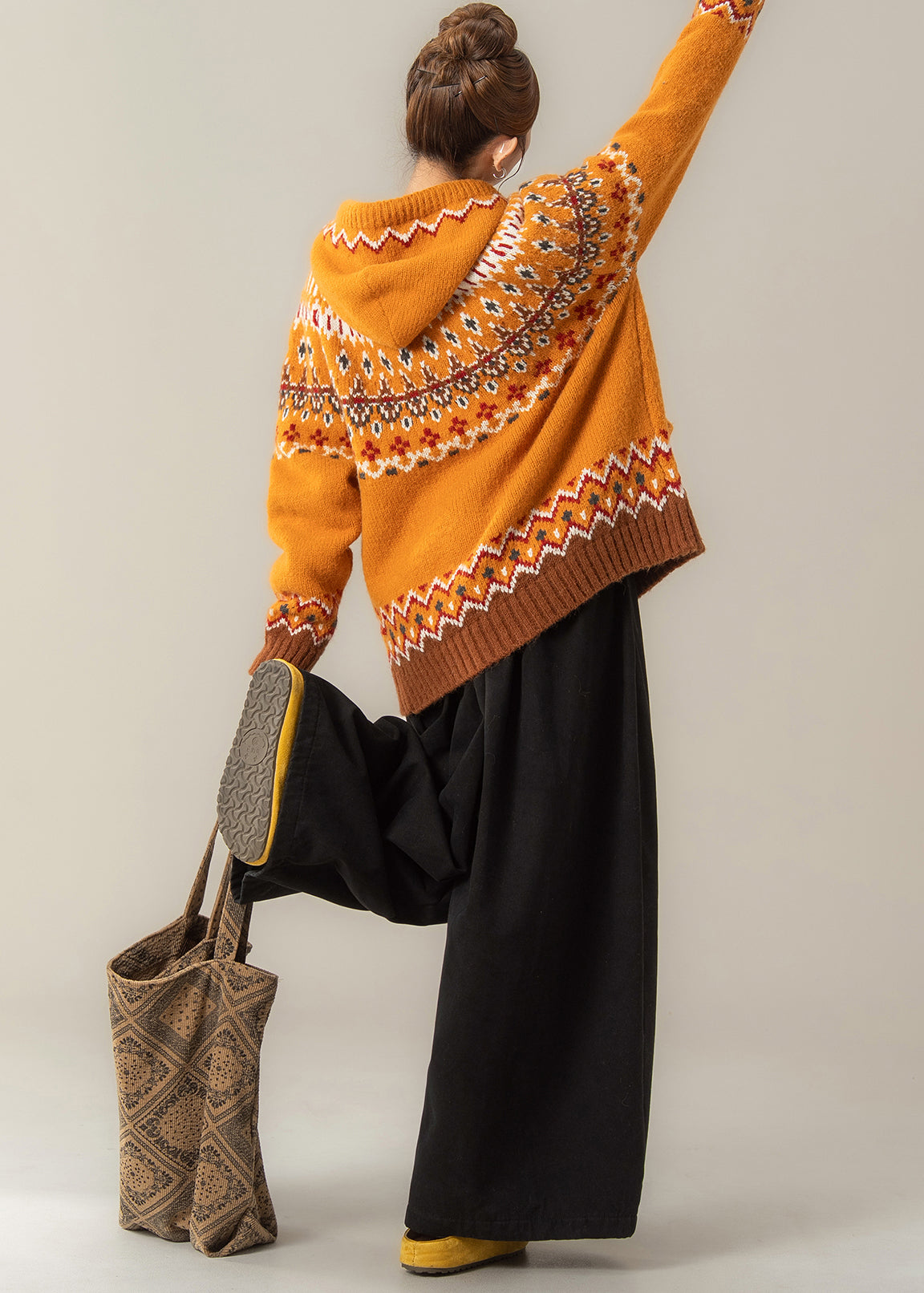 Elegante conjunto de dos piezas de abrigo de punto con capucha y pantalones anchos de jacquard naranja para primavera.