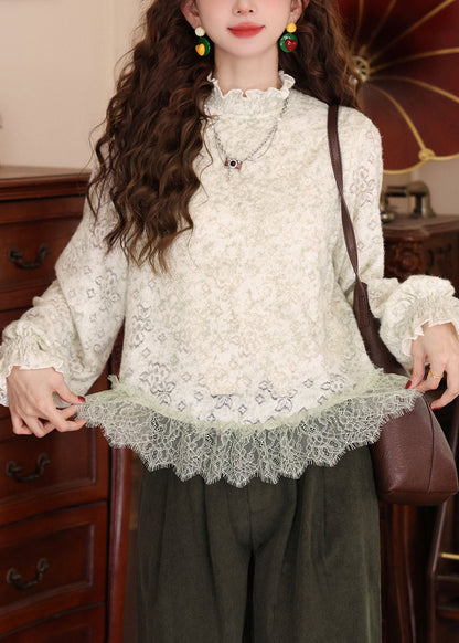 Stilvolles hellgrünes Strick-T-Shirt mit Rüschen und Spitzeneinsatz für den Frühling