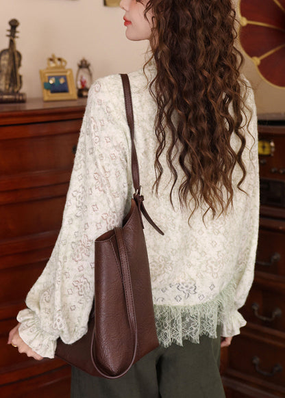 Stilvolles hellgrünes Strick-T-Shirt mit Rüschen und Spitzeneinsatz für den Frühling