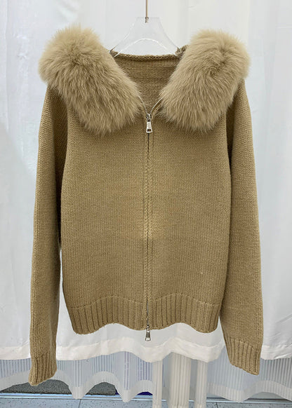 Stilvoller rosa Strickmantel mit Fuchskragen, Reißverschluss und Patchwork-Design für den Winter