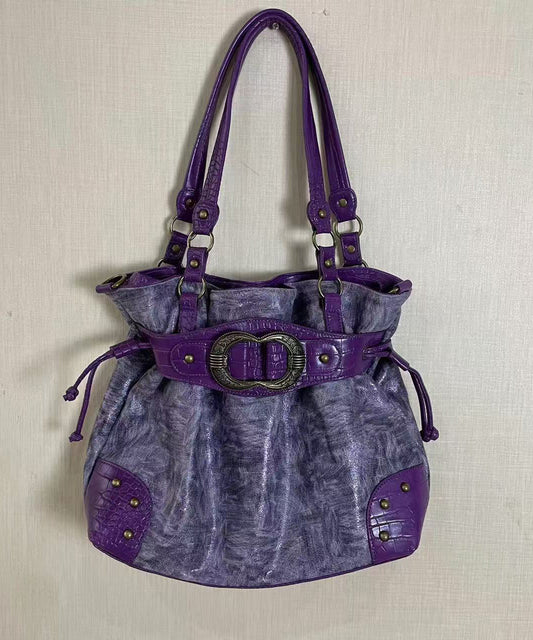 Elegante bolso de piel sintética con cordón morado