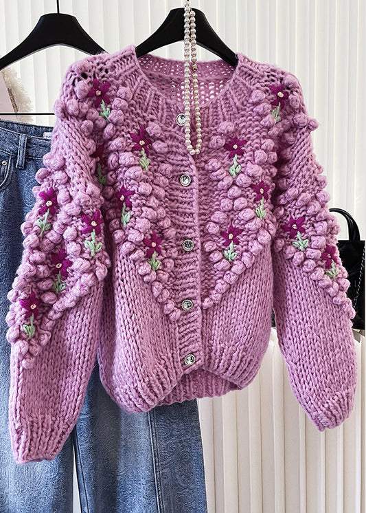 Stilvoller, lila bestickter, warmer Strickcardigan für den Winter