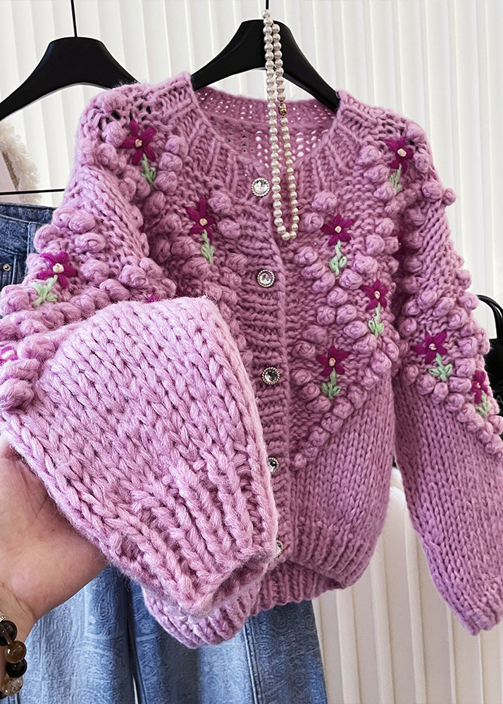 Stilvoller, lila bestickter, warmer Strickcardigan für den Winter