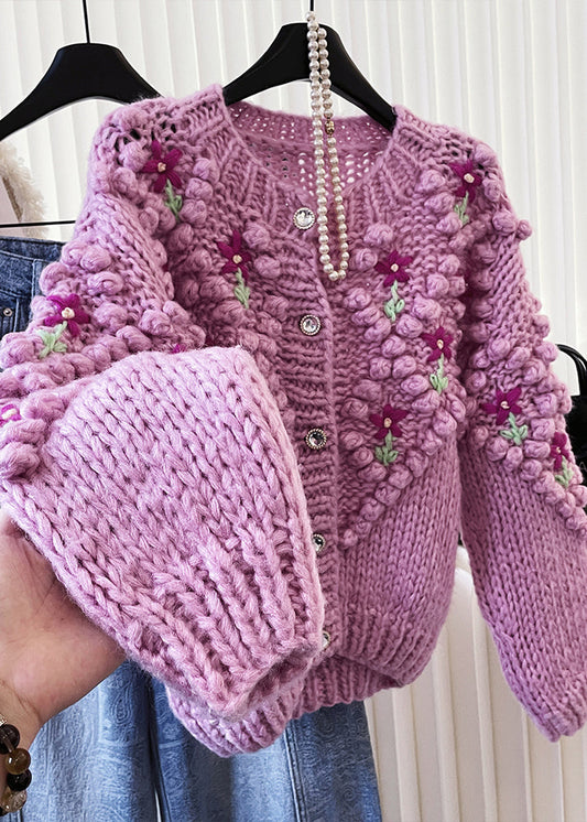 Stilvoller, lila bestickter, warmer Strickcardigan für den Winter