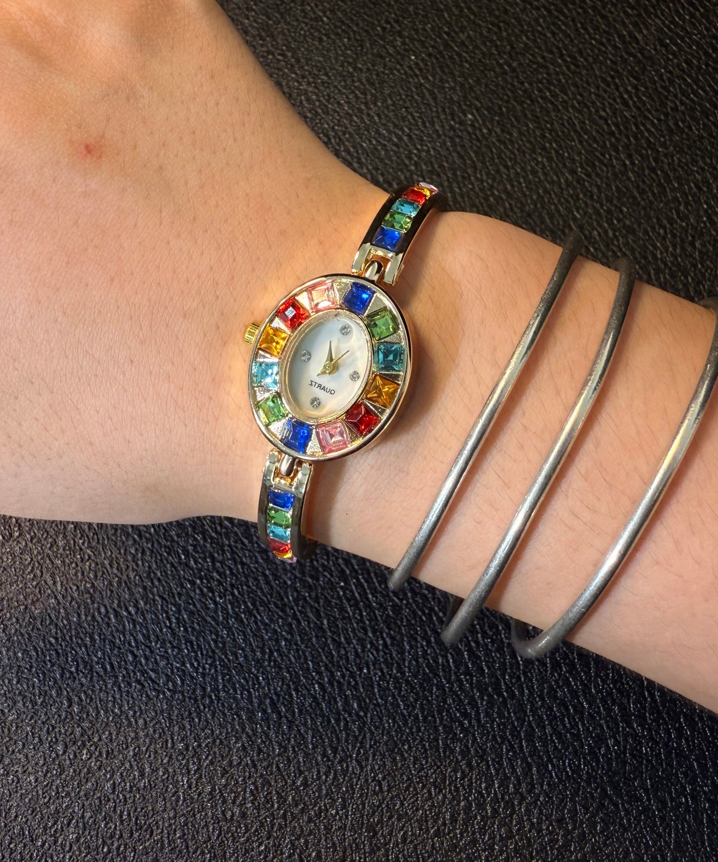 Elegantes relojes de aleación de arcoíris con cristales cromáticos