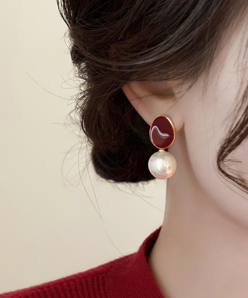 Elegantes pendientes de perlas doradas de cobre rojo