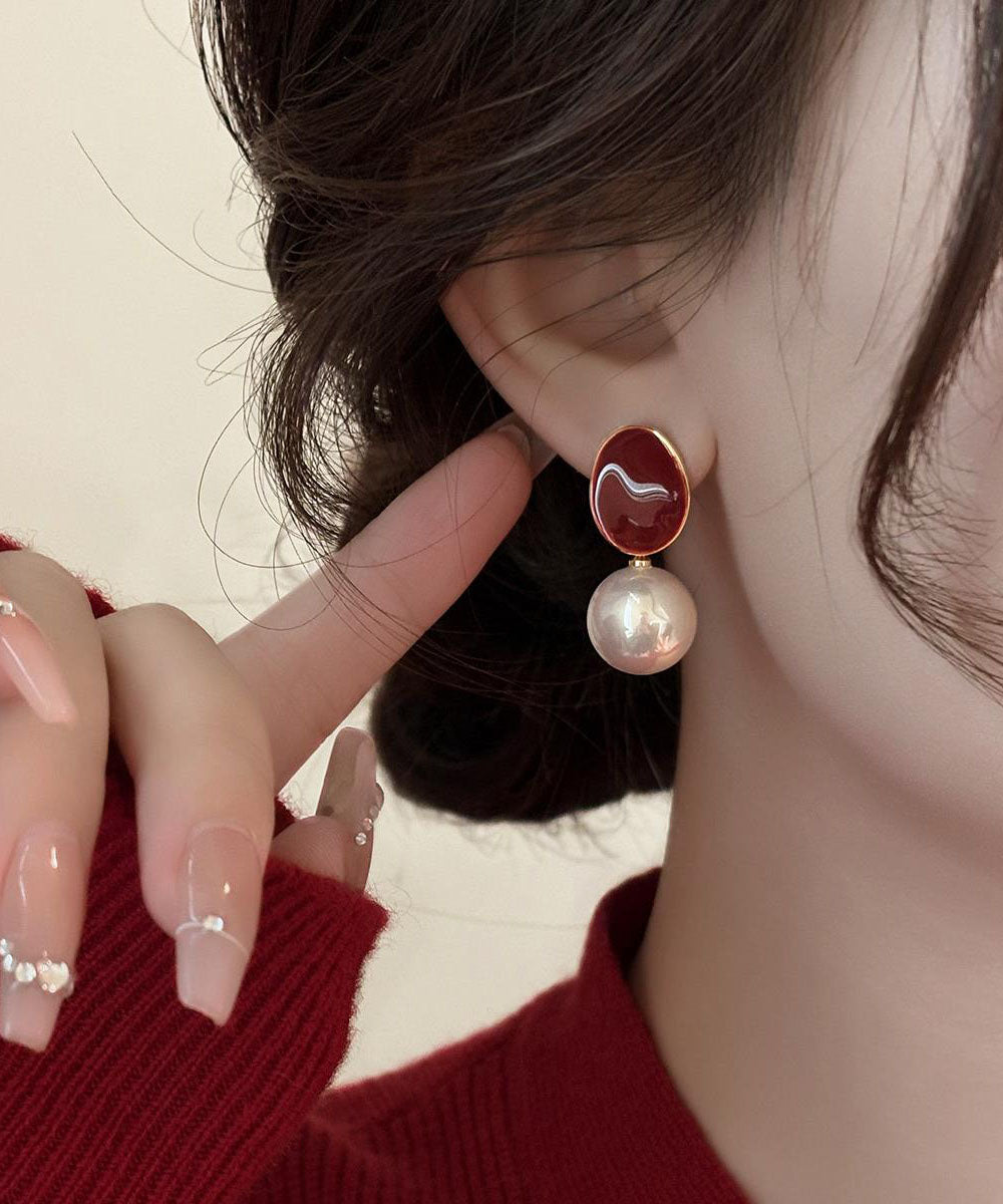 Elegantes pendientes de perlas doradas de cobre rojo