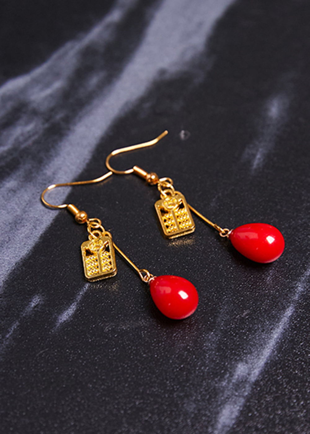 Elegantes aretes colgantes de ábaco en oro de 14 quilates y coral rojo