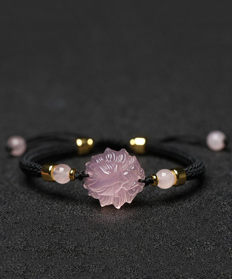 Elegante pulsera con dijes de piedras preciosas de cristal tejidas a mano en rojo