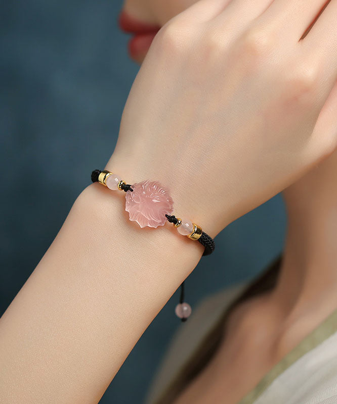 Elegante pulsera con dijes de piedras preciosas de cristal tejidas a mano en rojo