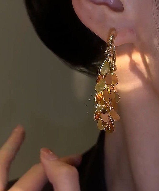 Stilvolle Creolen mit Quaste aus Seidenmetall-Pailletten