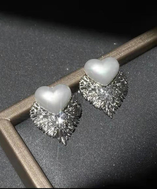 Elegantes pendientes de perlas de amor con circonitas de metal y seda