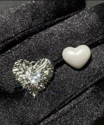 Stilvolle Ohrstecker aus Seidenmetall mit Zirkonia und Perlen