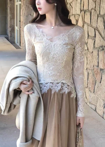 Stilvolles T-Shirt-Top mit V-Ausschnitt, Spitzeneinsatz und Lochmuster für den Frühling