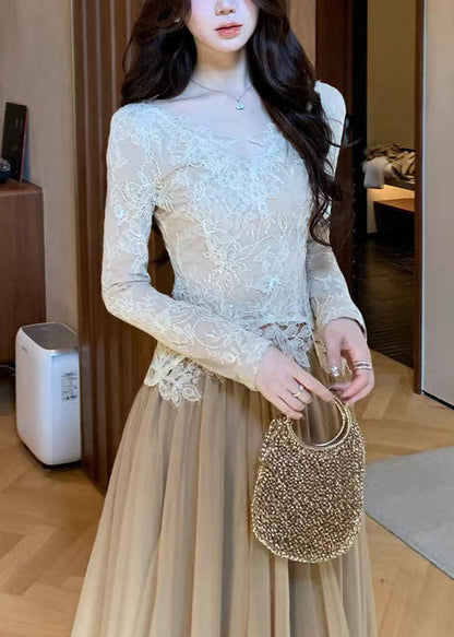 Stilvolles T-Shirt-Top mit V-Ausschnitt, Spitzeneinsatz und Lochmuster für den Frühling