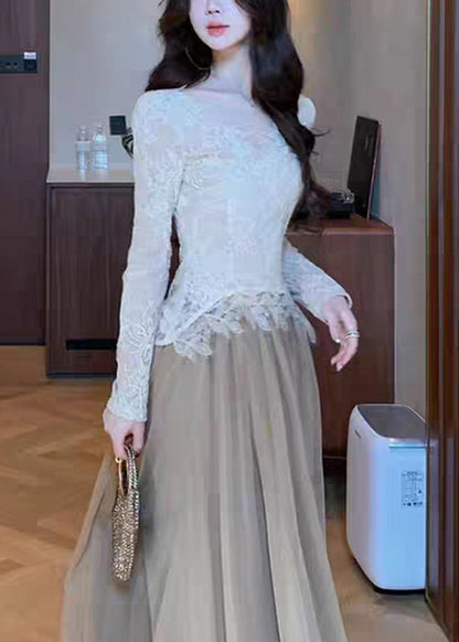 Stilvolles T-Shirt-Top mit V-Ausschnitt, Spitzeneinsatz und Lochmuster für den Frühling