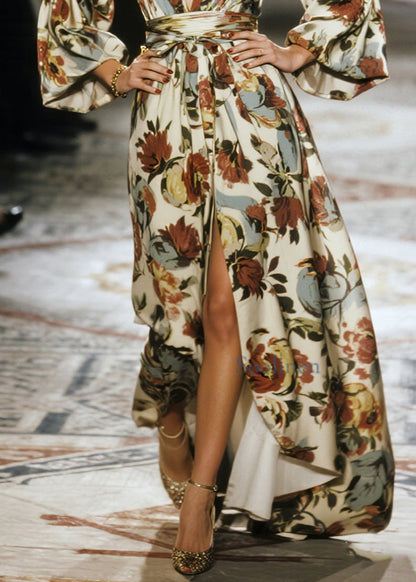 Stilvolles langes Baumwollkleid mit V-Ausschnitt, Print und seitlicher Öffnung für den Frühling