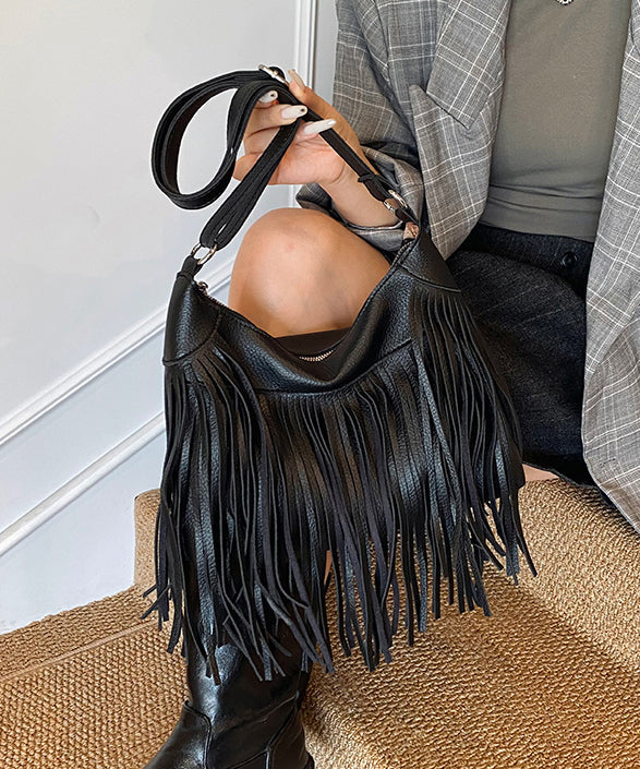 Stilvolle, vielseitige schwarze Schultertasche aus Kunstleder mit Quasten