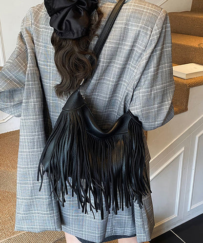 Stilvolle, vielseitige schwarze Schultertasche aus Kunstleder mit Quasten